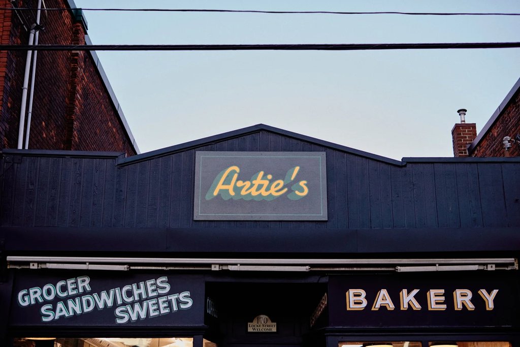 Artie's