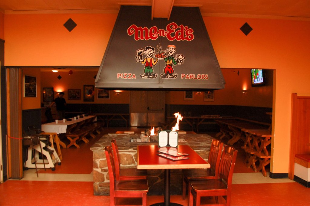 Me-n-Ed's Pizza Parlors